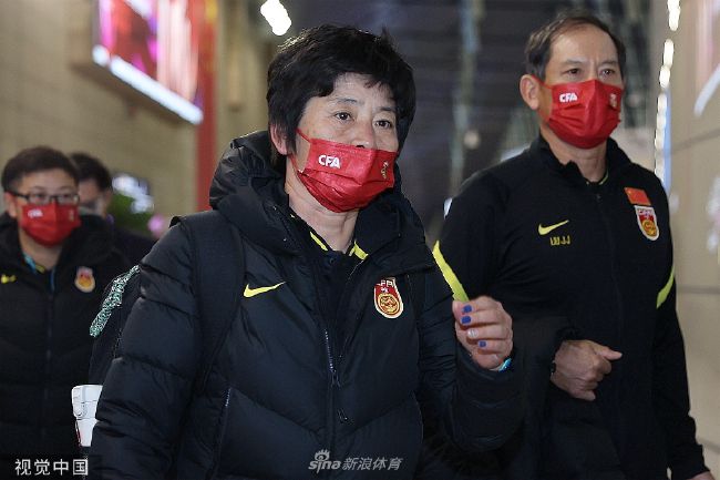 前面的裸体美女
